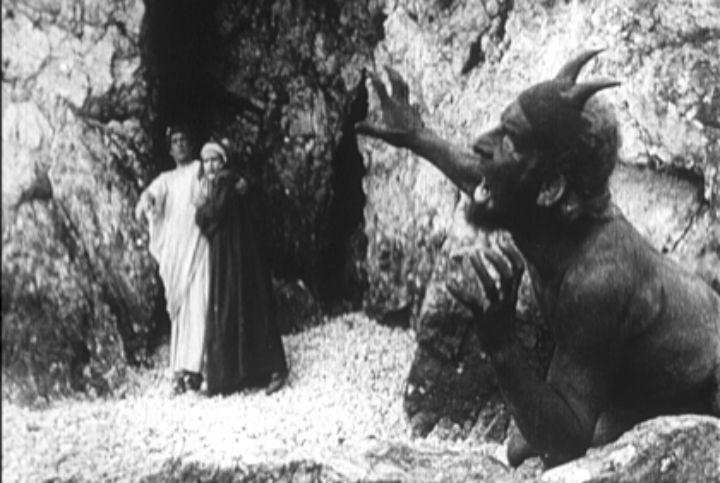 9 старинных фильмов ужасов, которые пугают не хуже современных
